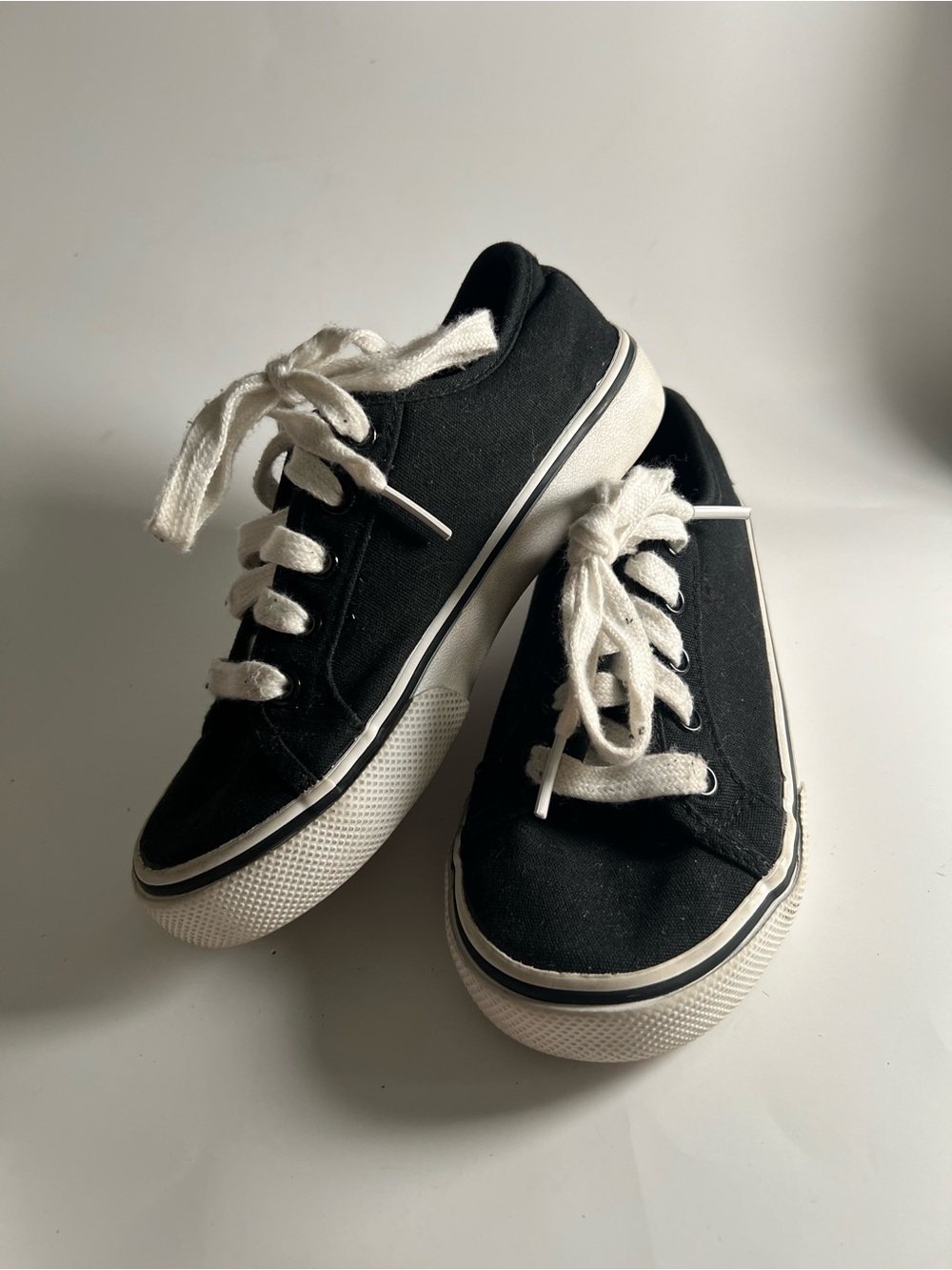 Black Wonder Nation Kids Canvas Low-Top Sneakers with White Laces Size 13